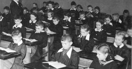 Drewniane ławki, kałamarze i obowiązkowe fartuszki. Tak wyglądała szkoła w dawnym Poznaniu