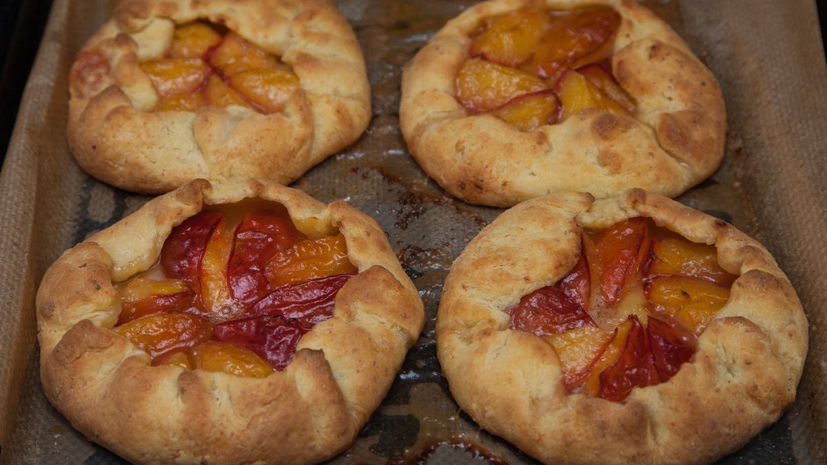 Drożdżówki ze śliwkami z piekarnika