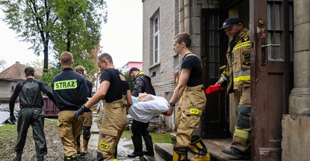 Zalane szpitale i przychodnie. "Nie ma karetki, wysyłamy helikopter"