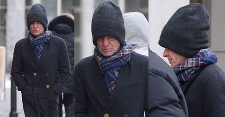 Zmarznięty Sting w wielkiej czapce spaceruje po Warszawie (ZDJĘCIA)