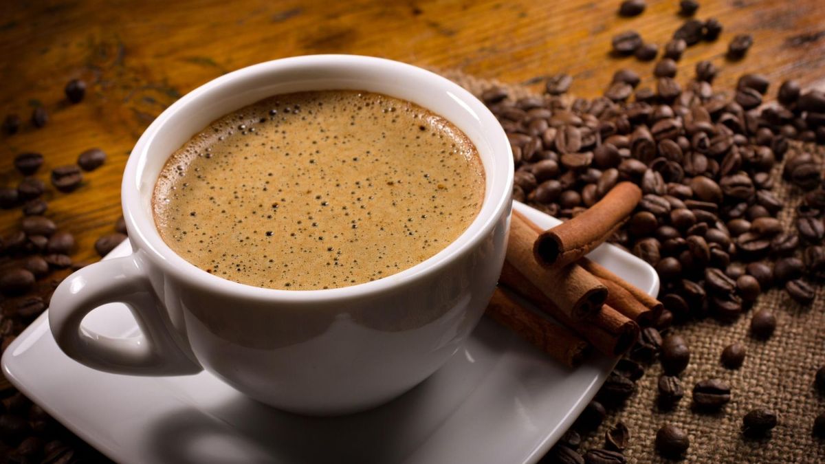 Wiele osób wierzy, że kawa pomoże im uporać się z kacem