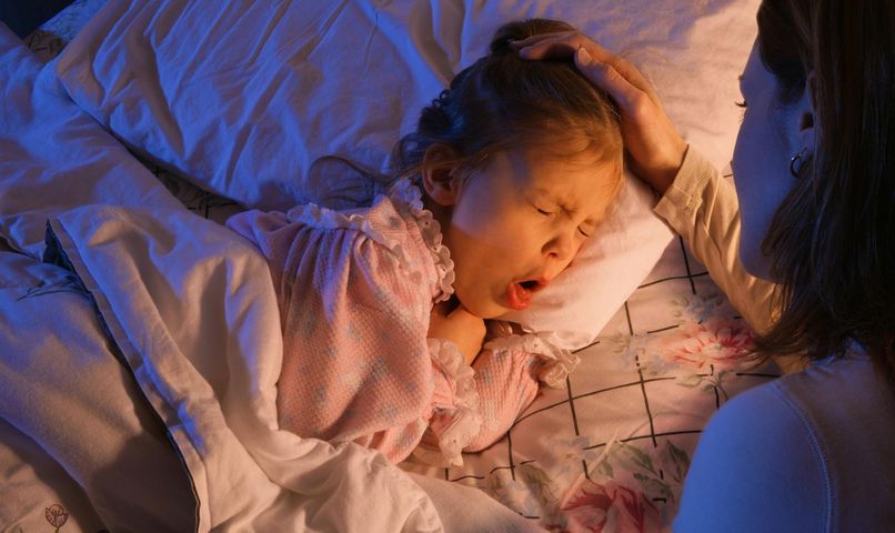 Męczący, suchy kaszel może wybudzać dziecko ze snu