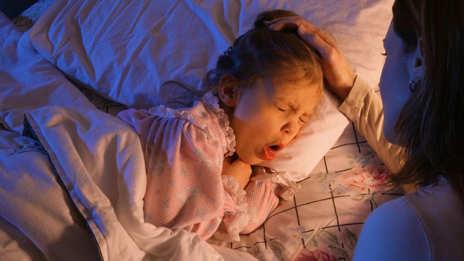 Męczący, suchy kaszel może wybudzać dziecko ze snu