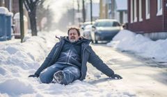 Nieodśnieżone chodniki. Od kogo domagać się odszkodowania za złamaną nogę na oblodzonym podjeździe?