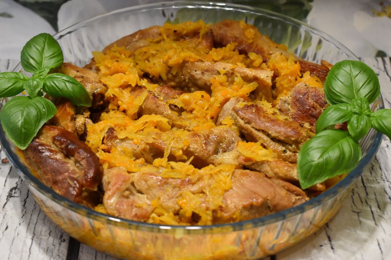 Żeberka pieczone w kapuście