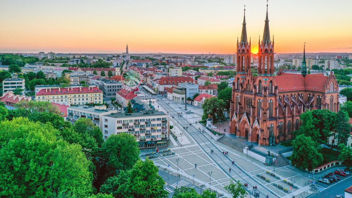 Aerial view of sunset over Bialystok city, PolandAerial view of sunset over Bialystok city, Polandaerial, above, bird's eye, view, landscape, urban, city, Bialystok, Poland, town, evening, dusk, at sunset, old town, market, center, Europe, trees, green, church, parish, HDR, sun, buildings, architecture, sky, clear sky, saturated, vibrant colors, z lotu ptaka, z góry, widok, krajobraz, miejski, miasto, polska, rynek, centrum, europa, wieczór, wieczorem, zmierzch, ratusz, punkt widokowy, ulica, ulice, ranek, rano, poranek, cienie, budynki, architektura, podlasie, dachy, farny, fara