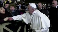 Pociągnęła papieża za rękę. Ojcu Świętemu puściły nerwy