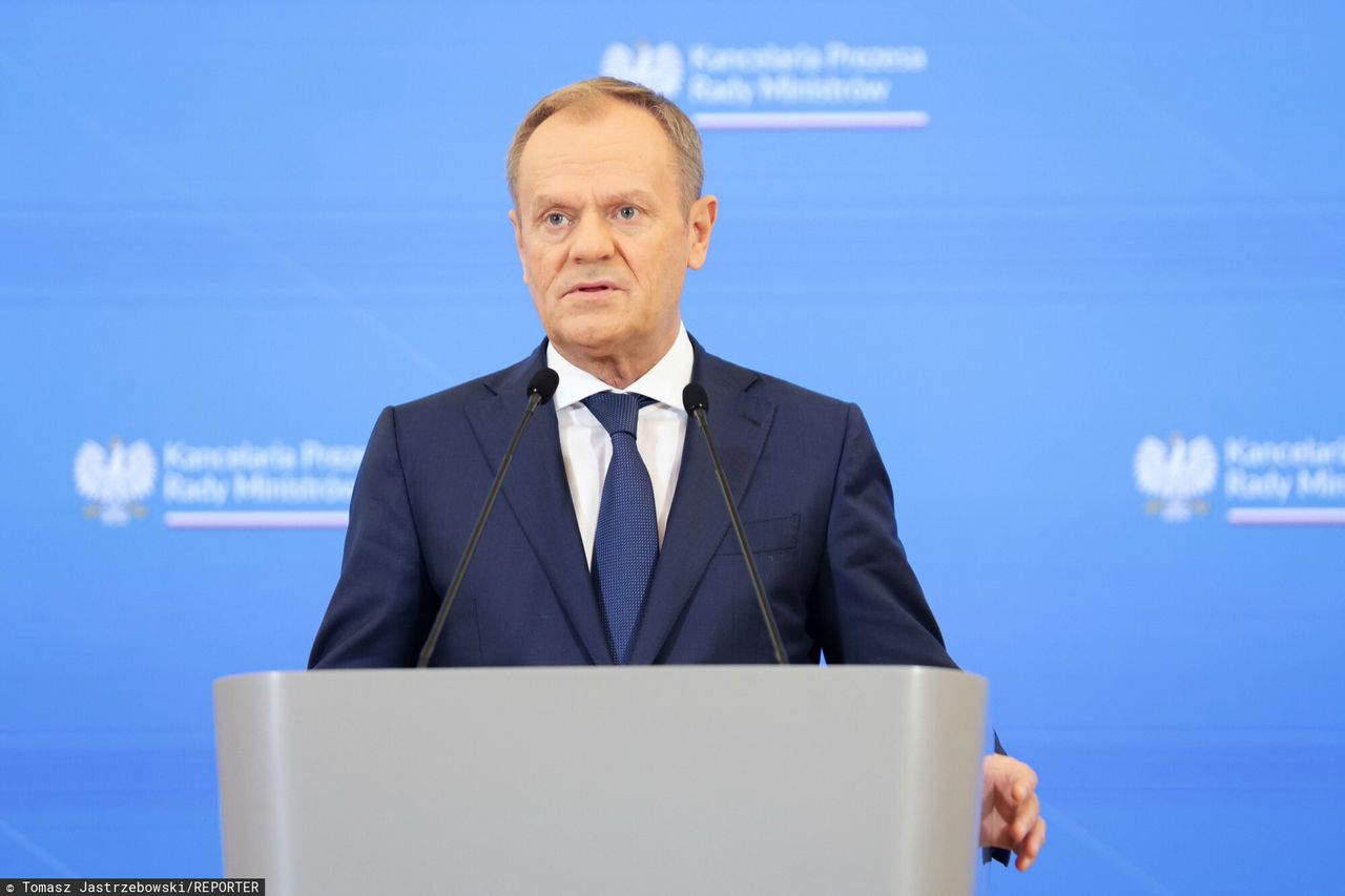 Na zdjęciu Donald Tusk. Wydawcy, dziennikarze i twórcy apelują do premiera ws. przepisów dotyczących wykorzystania treści przez duże firmy technologiczne