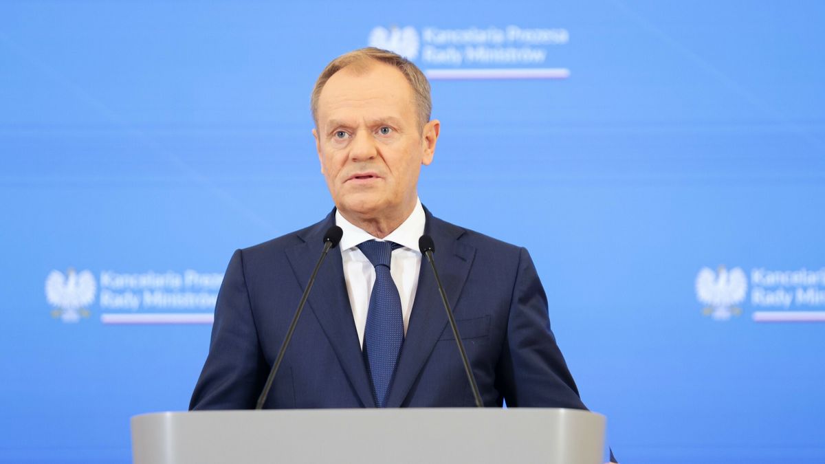 Na zdjęciu Donald Tusk. Wydawcy, dziennikarze i twórcy apelują do premiera ws. przepisów dotyczących wykorzystania treści przez duże firmy technologiczne