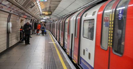 Symboliczna zmiana w londyńskim metrze i na kolei. To z powodu koronacji króla Karola III