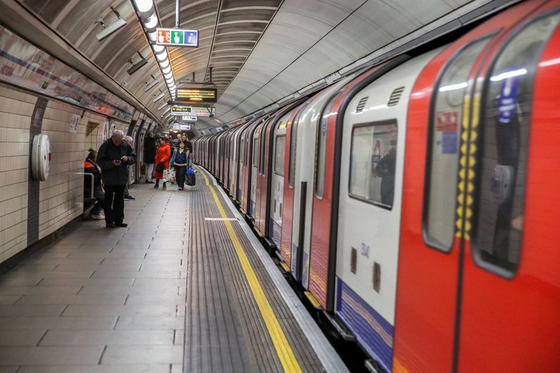 Symboliczna zmiana w londyńskim metrze i na kolei. To z powodu koronacji króla Karola III