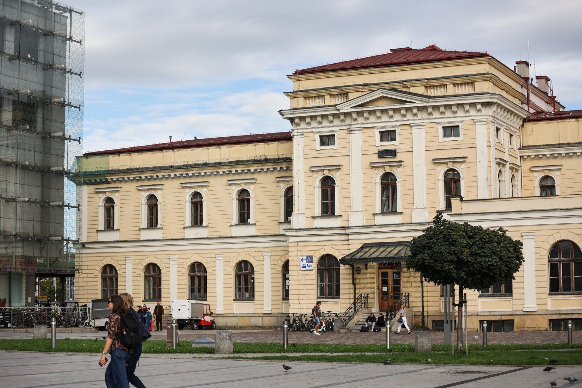 Remontowane mają być zarówno elewacje budynku dawnego dworca, jak i jego wnętrza