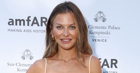 Anna Lewandowska pozuje z torebką wartą KILKADZIESIĄT tysięcy złotych na uroczystym lunchu w Wenecji. Odkryła też brzuch (ZDJĘCIA)