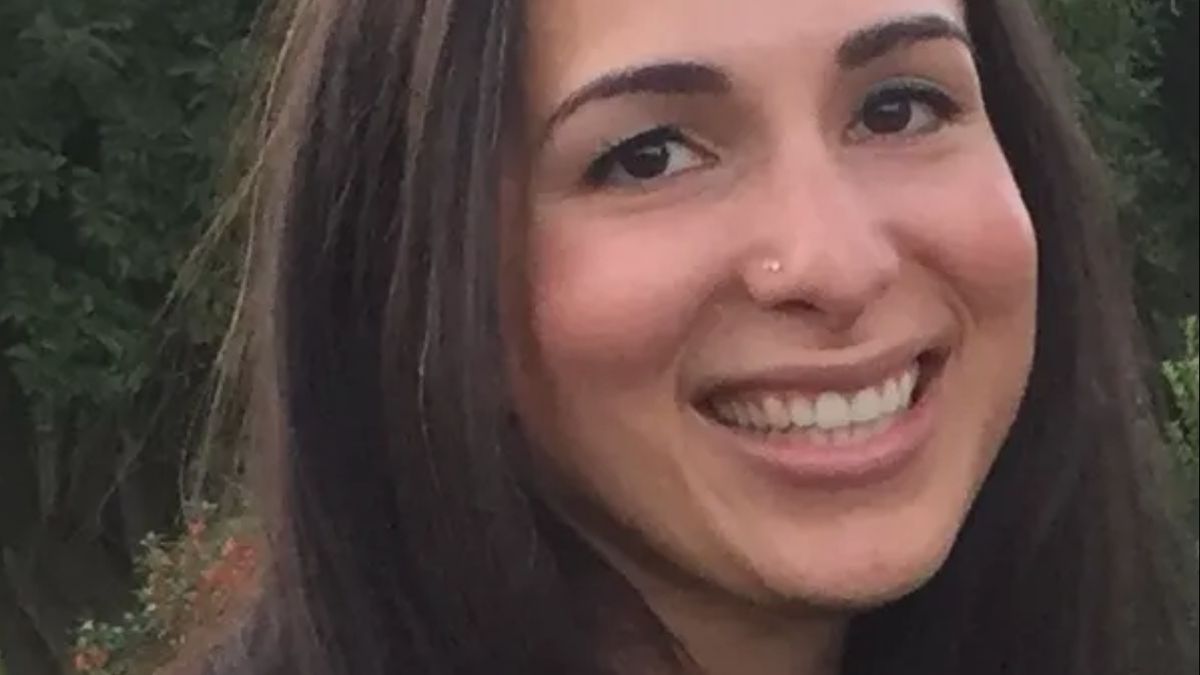 Anat Kimchi została śmiertelnie dźgnięta nożem wczesnym popołudniem. Nikt nie zatrzymywał jej zabójcy