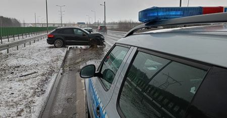 Groźne zdarzenie na drodze S17. Porsche wpadło w poślizg i uderzyło w bariery. Kierowca ukarany wysokim mandatem