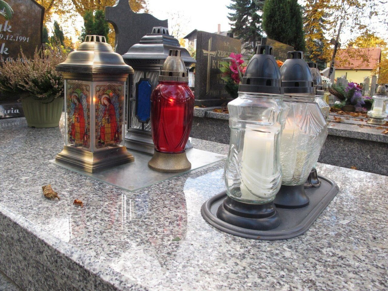 Wszystkich Świętych 2025 w Wałbrzychu. Zmiana organizacji ruchu w rejonie cmentarzy