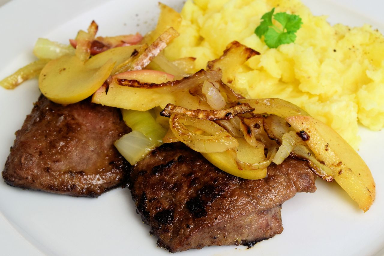 Oto dlaczego wątróbkę jada się z jabłkiem 