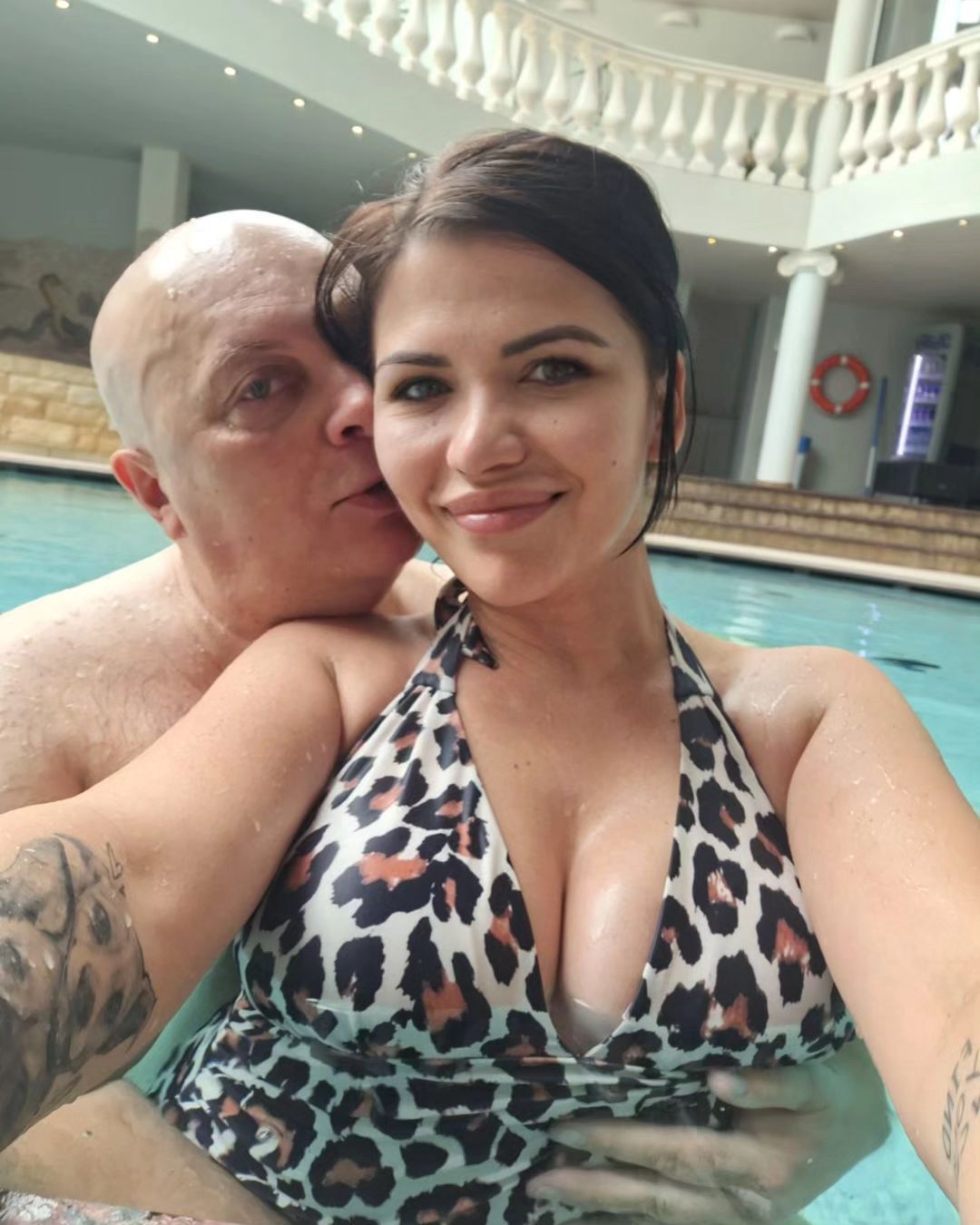 Krzysztof Skiba z żoną w basenie 