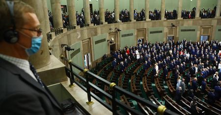 Koronawirus w Polsce. Posłowie i senatorowie robili "testy na życzenie". Zapłacili Polacy