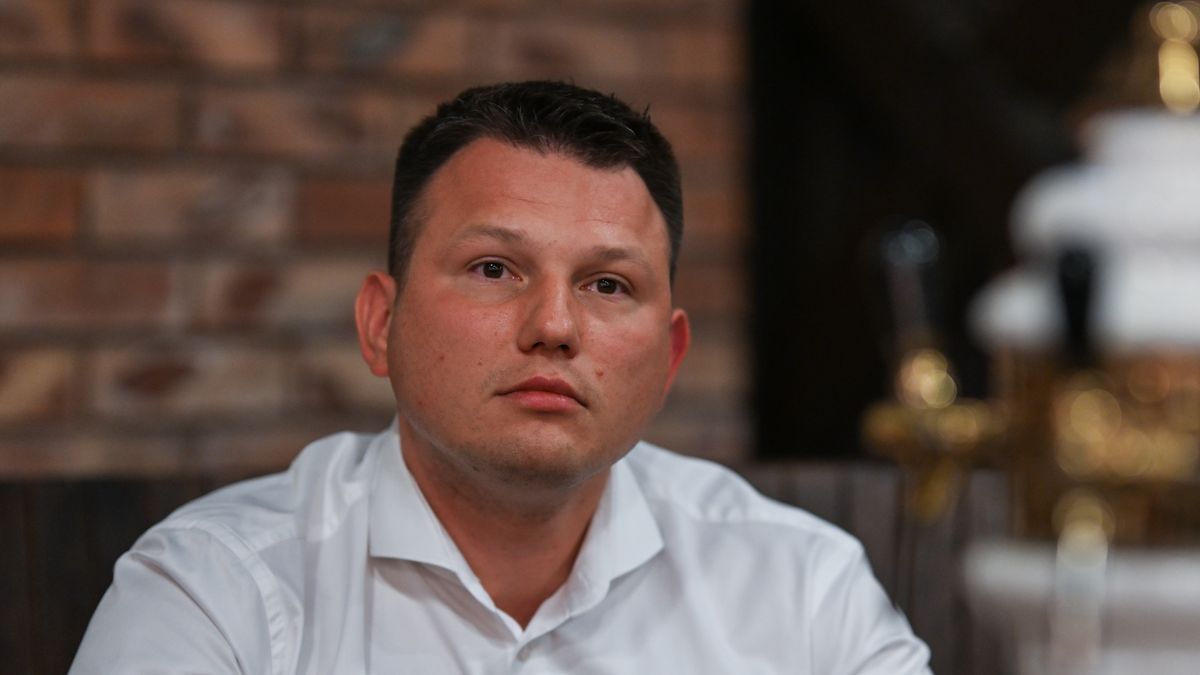 KRAKOW, POLAND  AUGUST 21:
Polish populist conservative politician Sawomir Mentzen, one of the leaders of the Confederation Liberty and Independence coalition, launched his nationwide 'Beer with Mentzen' tour in Kraków's Kazimierz district with Deputy Prime Minister, Minister of Defence and president of the Polish People's Party (PSL) Wladyslaw Kosiniak-Kamysz as his first guest, on August 21, 2025, in Kazimierz-Krakow, Lesser Poland Voivodeship, Poland. (Photo by Artur Widak/NurPhoto via Getty Images)