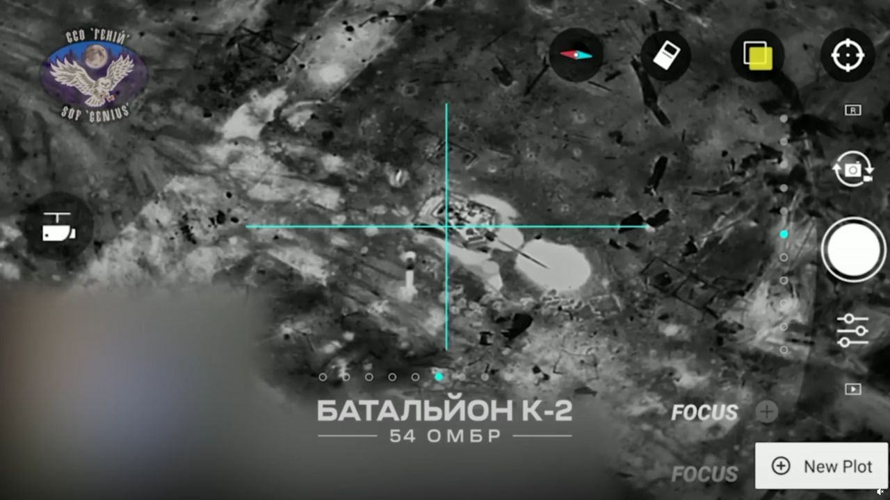 Rosyjski czołg T-90M zbombardowany przez ukraińskiego drona.