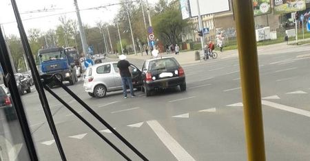 Utrudnienia w rejonie Aqua Lublin. Na skrzyżowaniu doszło do zderzenia dwóch aut