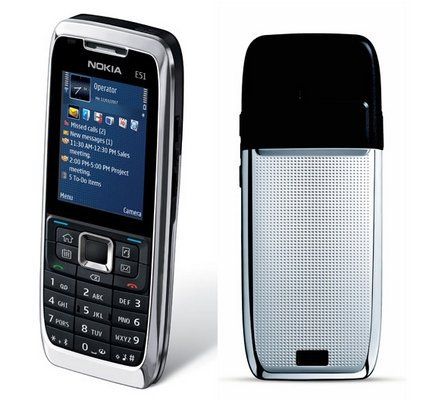 Ten smartfon nie ma ani aparatu, ani GPS-u. Producent twierdzi, że to jego zaleta 3