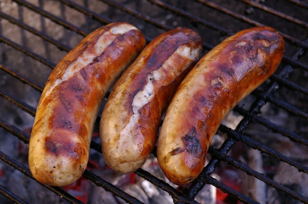 Kiełbasa z grilla to popularne danie na polskich stadionach