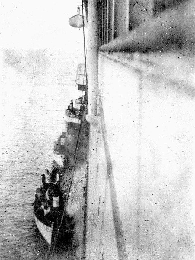 Nietypowe zdjęcie. Przedstawia ono rozbitków z Titanica, wchodzących na pokład statku Carpathia po tragedii w 1912 roku.