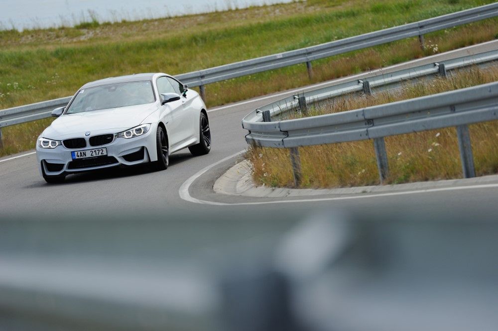 M4 nie odrywa tak chętnie tylnej osi jak mniejsze M235i, jest doroślejsze w prowadzeniu i trochę mniej posłuszne.