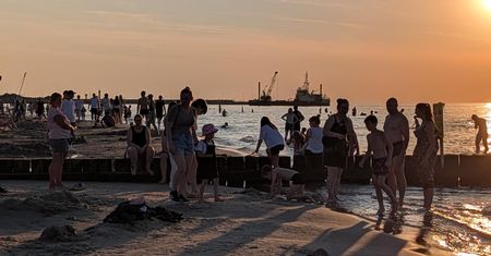 Wakacyjny kurort przyciąga tłumy. Pełne plaże nawet wieczorami