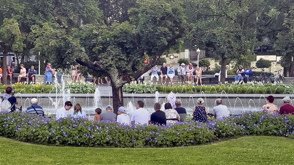 Uzdrowisko Krynica-Zdrój.
Kuracjusze wypoczywający przy fontannie multimedialnej w centrum krynickiego deptaku