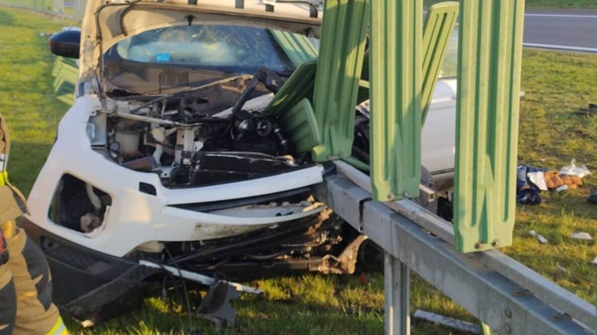Range Rover wjechał w barierę na S12 w Bogucinie