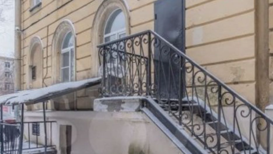 Wejście do tej nieruchomości budzi zaufanie. Nikt nie przypuszcza, że za drzwiami na wynajmującego czeka lokal o wielkości 10 metrów kwadratowych (mat. prasowy)
