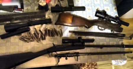 Pociski moździerzowe, granaty i karabiny. Policja przejęła cały arsenał broni