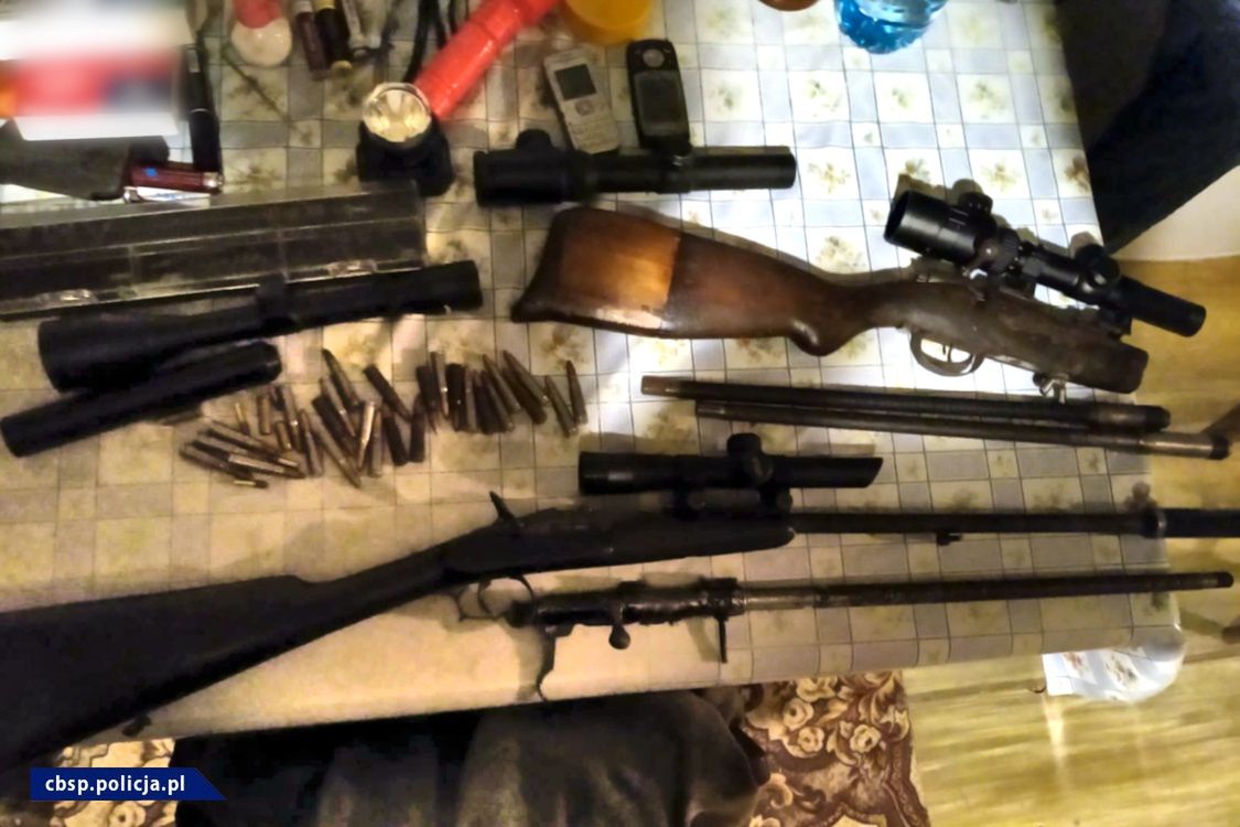 Policjanci z CBŚP zabezpieczyli cały arsenał broni i amunicji