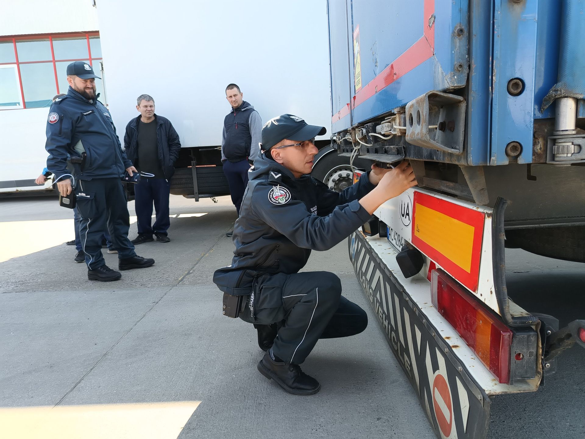 Plombowanie ukraińskich ciężarówek na granicy w Dorohusku