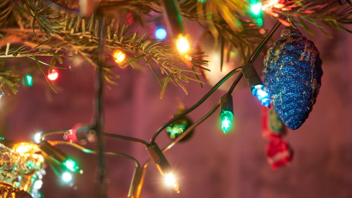 Lampki są nieodłącznym elementem ozdób choinkowych