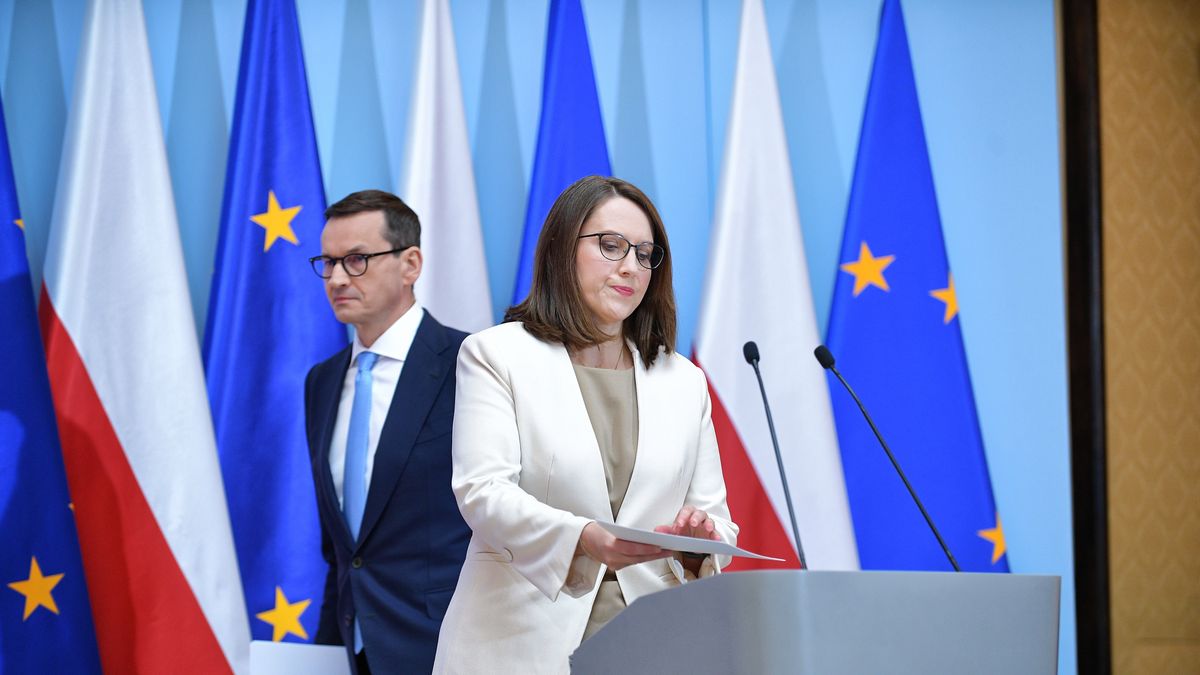Mateusz Morawiecki,  Magdalena Rzeczkowska
Warszawa, 10.05.2022. Premier Mateusz Morawiecki (L) i minister finans�w Magdalena Rzeczkowska (P) na konferencji prasowej w siedzibie Kancelarii Prezesa Rady Ministr�w w Warszawie, 10 bm. Konferencja dot. m.in. pomocy pa�stwa w sp�acie kredyt�w hipotecznych. (aldg) PAP/Marcin Obara
Marcin Obara
finansowe, hipoteczne, inflacja, Kancelaria Prezesa Rady Ministr�w, konferencja, konferencja prasowa, KPRM, kredyty, polityk, polityka, pomoc, sp�ata, wsparcie