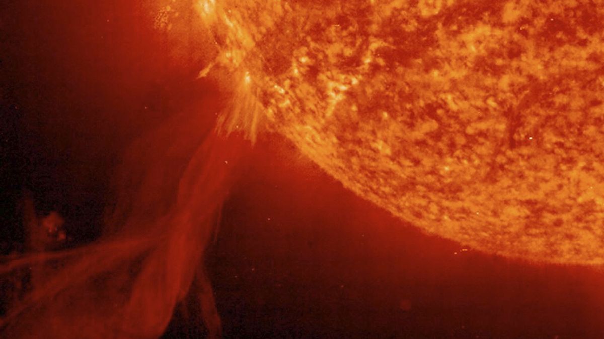 Rozbłyski na słońcu mogą powodować burze magnetyczne