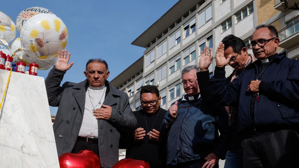 People pray before the statue of late Pope John Paul II outside the Agostino Gemelli Hospital where Pope Francis is currently hospitalized, in Rome, Italy, 23 February 2025. The pope continues his treatments for bilateral pneumonia after being admitted to the hospital on 14 February due to a respiratory tract infection. EPA/GIUSEPPE LAMI Dostawca: PAP/EPA.