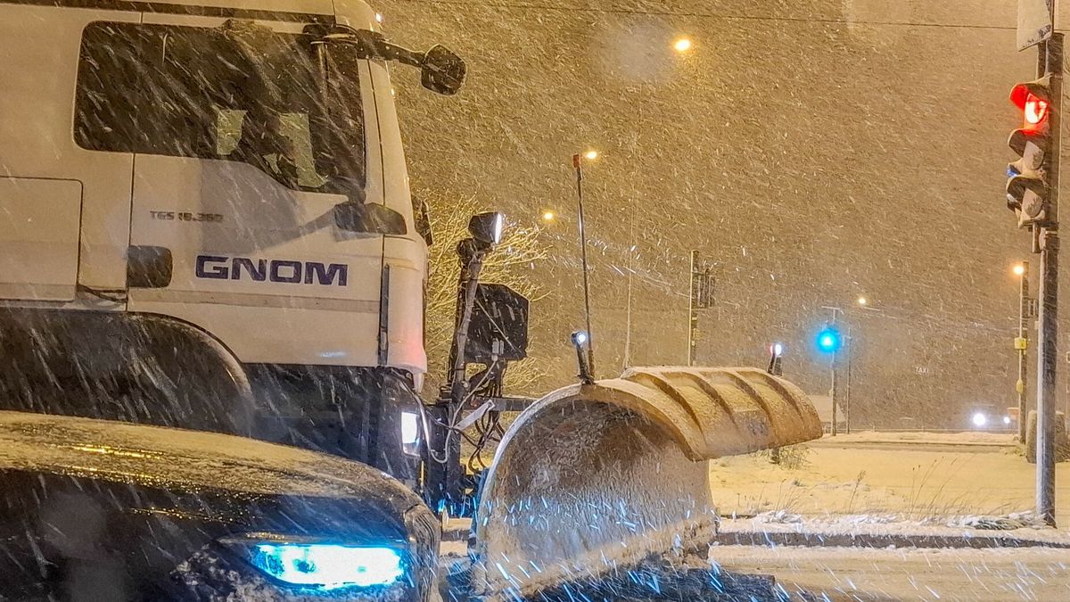 Reporter archiwum 2025 0103.01.2025 Lodz. Atak zimy. Gololedz. Trudne warunki jazdy samochodem, poruszania sie. N/z plugopiaskarki - solarki wyjechaly na ulice Pabianicka. Fot. Piotr Kamionka/REPORTERPiotr Kamionka/REPORTER