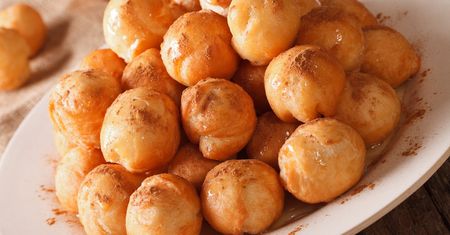 Greckie pączki będą hitem tego karnawału. Malutkie, mięciutkie i idealne na jeden kęs