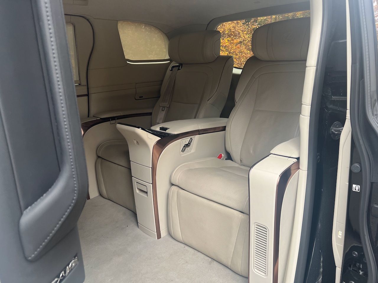 Lexus LM 350h AWD 
