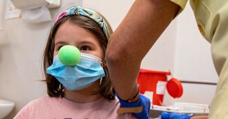 Mniej niż połowa dzieci i młodzieży w Polsce jest w pełni zaszczepiona. Zdaniem lekarza, to klęska i wstyd