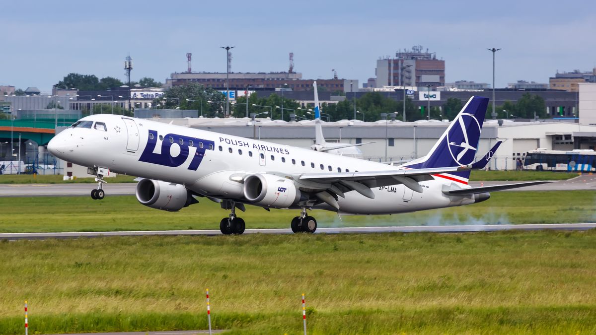 Polskie Linie Lotnicze LOT ogłosiły rekrutację stewardess i stewardów. Związkowcy uważają, że przewoźnik łamie prawo, bo najpierw powinien przywrócić do pracy osoby zwolnione w ramach zwolnień grupowych. 