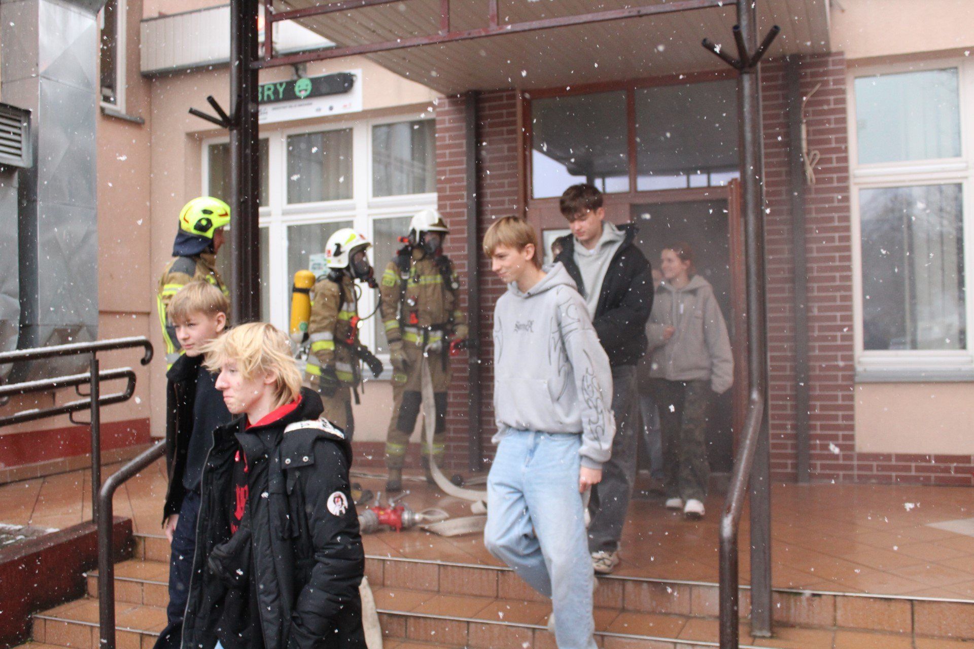 Uczniowie i nauczyciele zostali ewakuowani. 