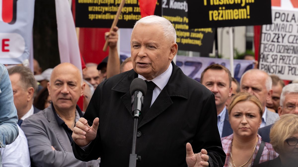 WARSAW, POLAND - 2024/09/14: Opposition party PiS (Law and Justice) leader Jaroslaw Kaczynski, speaks to his supporters during the rally. People took part in a rally in front of the Ministry of Justice, organized by the opposition Law and Justice Party in reaction to a probe into alleged illegal funding of a patriotic fund associated with the party. Opposition leader Jaroslaw Kaczynski spoke at the rally urging his supporters to stop the pathology of power of the current government. (Photo by Marek Antoni Iwanczuk/SOPA Images/LightRocket via Getty Images)