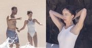 RZADKI WIDOK: Dakota Johnson i Chris Martin odpoczywają na plaży w Puerto Vallarta (ZDJĘCIA)