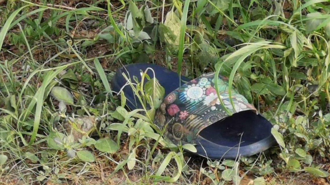 Obuwie znaleziona obok miejsca, w którym leżały zwłoki ofiar.